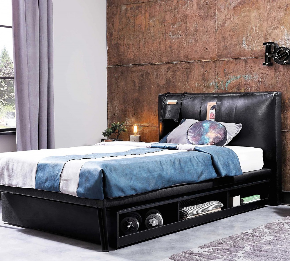 Prístelka s úložným priestorom 90x190cm nebula - čierna/sivá.

 

Okrem veľkého úložného priestoru tu nájdeme tiež odkladaciu plochu spolu s dvoma čalúnenými poduškami, kde si napríklad pohodlne oprite lakeť pri čítaní knihy alebo ich môžete použiť ako stupienok pri nastupovaní do hlavnej postele.

 

Umiestniť ho môžete pod všetky modely postelí Nebula.

 

Rozmery prístelky s úložným priestorom Nebula sú 194x121x26cm (š, h, v), ložná plocha je 90x190cm 

 

Všetok nábytok patriaci do kolekcie Nebula nájdete nižšie v súvisiacich produktoch.