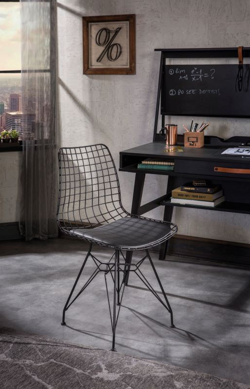 Študentský pracovný kút nebula - čierna/sivá.

 

Študentský písací stôl Nebula vás, okrem priestranné pracovnej dosky v šedom dekore imitácia kameňa, ktorý prestupuje celou kolekciou nábytku, na prvý pohľad upúta čiernymi kovovými nohami.

 

Nadstavec nad stôl Nebula je predovšetkým multifukčný prvok, ktorý ocení každý študent.

 

Dizajnová stolička v industriálnom štýle a farbe čiernej ako noc, sa bude skvele vynímať v každom modernom priestore.

 

Študentský pracovný kút sa skladá z týchto prvkov:


	Veľký študentský stôl s nástavcom Nebula - 134x146x62cm (š, v, h)
	Kovová stolička s polstrovaním Nebula - 53x82x45cm (š, v, h)


 

Všetok nábytok patriaci do kolekcie Nebula nájdete nižšie v súvisiacich produktoch.