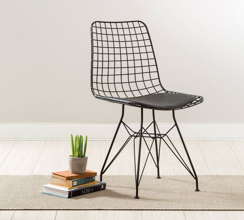 Študentský pracovný kút nebula - čierna/sivá.

 

Študentský písací stôl Nebula vás, okrem priestranné pracovnej dosky v šedom dekore imitácia kameňa, ktorý prestupuje celou kolekciou nábytku, na prvý pohľad upúta čiernymi kovovými nohami.

 

Nadstavec nad stôl Nebula je predovšetkým multifukčný prvok, ktorý ocení každý študent.

 

Dizajnová stolička v industriálnom štýle a farbe čiernej ako noc, sa bude skvele vynímať v každom modernom priestore.

 

Študentský pracovný kút sa skladá z týchto prvkov:


	Veľký študentský stôl s nástavcom Nebula - 134x146x62cm (š, v, h)
	Kovová stolička s polstrovaním Nebula - 53x82x45cm (š, v, h)


 

Všetok nábytok patriaci do kolekcie Nebula nájdete nižšie v súvisiacich produktoch.