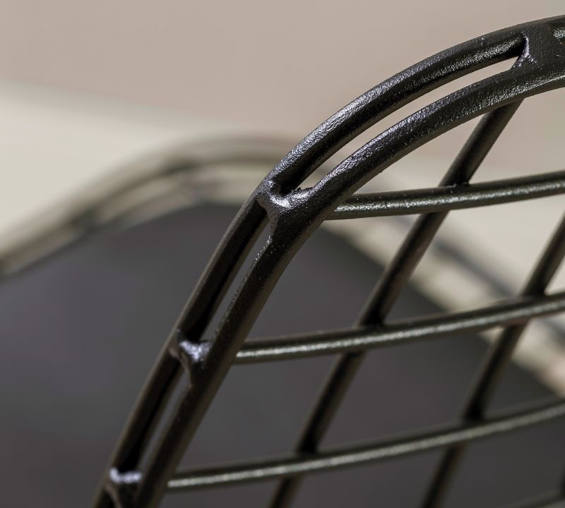 Študentský pracovný kút nebula - čierna/sivá.

 

Študentský písací stôl Nebula vás, okrem priestranné pracovnej dosky v šedom dekore imitácia kameňa, ktorý prestupuje celou kolekciou nábytku, na prvý pohľad upúta čiernymi kovovými nohami.

 

Nadstavec nad stôl Nebula je predovšetkým multifukčný prvok, ktorý ocení každý študent.

 

Dizajnová stolička v industriálnom štýle a farbe čiernej ako noc, sa bude skvele vynímať v každom modernom priestore.

 

Študentský pracovný kút sa skladá z týchto prvkov:


	Veľký študentský stôl s nástavcom Nebula - 134x146x62cm (š, v, h)
	Kovová stolička s polstrovaním Nebula - 53x82x45cm (š, v, h)


 

Všetok nábytok patriaci do kolekcie Nebula nájdete nižšie v súvisiacich produktoch.