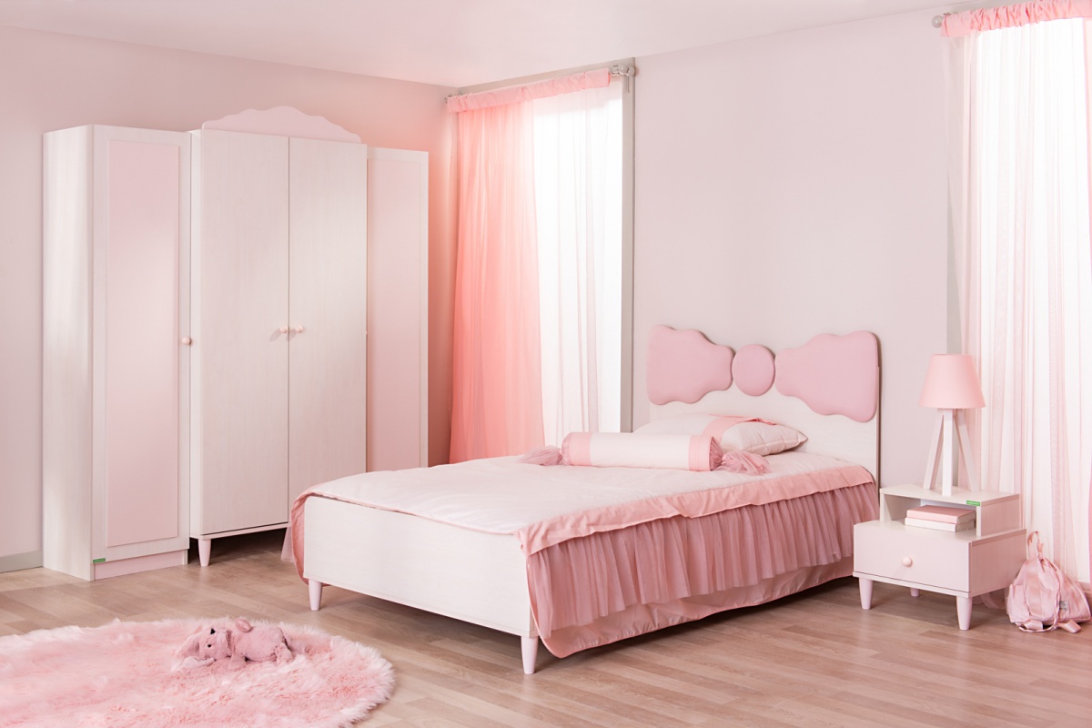 Detská posteľ 100x200cm chere - breza/ružová.

 


Jednolôžková posteľ Chere poskytuje najväčší pôvab v čalúnenom prvku na čele, ktorý vynikne nielen v rámci produktu, ale aj celého dievčenského kráľovstva.

 


Rozmery detskej postele Chere sú 108x104x206cm (š, v, h).

 


Všetky produkty z kolekcie Chere a vhodné matrace nájdete nižšie v súvisiacom tovare.