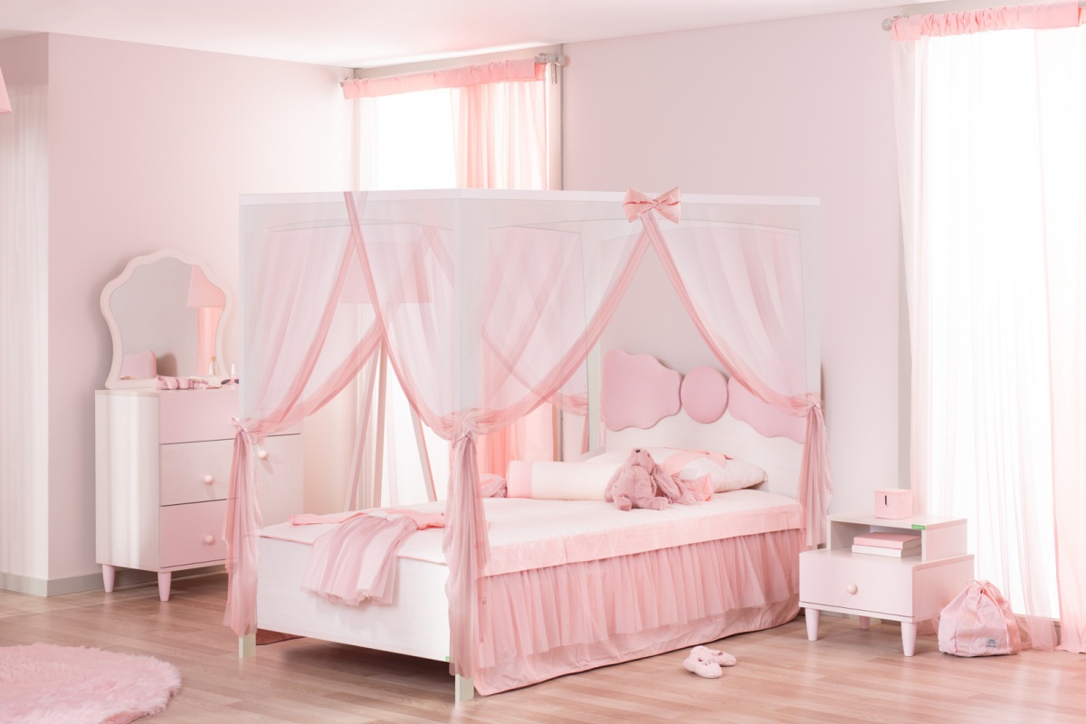 Dievčenská zostava chere ii - breza/ružová.

 

Úplne výnimočne bude vybavená izba vašej dcéry vďaka luxusnej zostave, v ktorej má hlavné slovo kráľovská posteľ, ktorú si vaša dcéra zamiluje.

 

Vedľa postele je umiestnený moderný nočný stolík so šuplíkom.

 

Krásnym kúskom nábytku je kombinovaná komoda s pestrými a bohatými úložnými priestormi.

 

Dievčenská zostava Chere II - breza / ružová sa skladá z týchto prvkov:


	Posteľ s nebesami 100x200 Chere - 108x175x206cm (š, v, h)
	Nočný stolík Chere - 50x46x40cm (š, v, h)
	Kombinovaná komoda Chere - 78x87x47cm (š, v, h)
	Zrkadlo ku komode Chere - 71x62x2cm (š, v, h)


 

Všetok nábytok patriaci do kolekcie Chere nájdete nižšie v súvisiacom tovare.