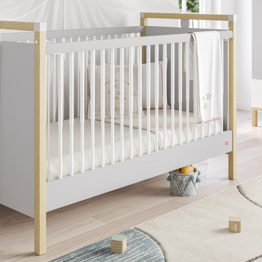 Izba pre bábätko simba - šedá/biela/dub.

 

Každá nastávajúca mamička sa s láskou chystá na príchod bábätka na svet a obzvlášť záležať si dáva na výbere postieľky, pri ktorej si iste praje, aby pôsobila príjemne a bola pohodlná.

 

Dvojdverová šatníková skriňa Simba dopraje vášmu dieťaťu bezchybné priestory na oblečenie, a obzvlášť vás poteší, ak potrebujete ušetriť miesto v úzkej miestnosti.

 

Izba pre bábätko sa skladá z týchto prvkov:


	Šuplíková komoda Simba - 88x80x44cm (š, v, h)
	Detská postieľka 70x140cm Simba - 77x99x148cm (š, v, h)
	Šatníková skriňa 2D Simba - 95x201x52,5cm (š, v, h)


 

Všetky produkty z kolekcie Simba nájdete nižšie v súvisiacich produktoch.