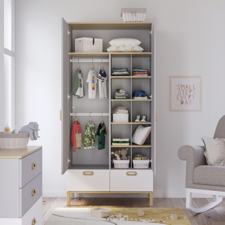 Izba pre bábätko simba - šedá/biela/dub.

 

Každá nastávajúca mamička sa s láskou chystá na príchod bábätka na svet a obzvlášť záležať si dáva na výbere postieľky, pri ktorej si iste praje, aby pôsobila príjemne a bola pohodlná.

 

Dvojdverová šatníková skriňa Simba dopraje vášmu dieťaťu bezchybné priestory na oblečenie, a obzvlášť vás poteší, ak potrebujete ušetriť miesto v úzkej miestnosti.

 

Izba pre bábätko sa skladá z týchto prvkov:


	Šuplíková komoda Simba - 88x80x44cm (š, v, h)
	Detská postieľka 70x140cm Simba - 77x99x148cm (š, v, h)
	Šatníková skriňa 2D Simba - 95x201x52,5cm (š, v, h)


 

Všetky produkty z kolekcie Simba nájdete nižšie v súvisiacich produktoch.