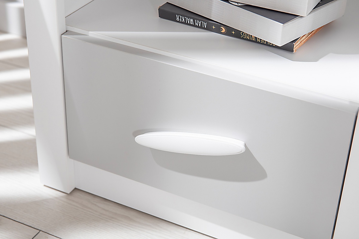 Komoda s prebaľovacím pultom boom - biela/šedá.

 

Komoda je opatrená troma hlbokými zásuvkami do ktorých môžete uložiť ako drobné oblečenie, tak kozmetiku pre bábätko či iné nevyhnutnosti, ktoré každé dieťa potrebuje.

 

 

 

Komoda s prebaľovacím pultom sa skladá z týchto prvkov:


	Zásuvková komoda Boom - 84,4x83x41,3cm (š, v, h)
	Prebaľovací pult Boom - 84,6x12x69cm (š, v, h)


 

Všetky produkty z kolekcie Boom nájdete nižšie v súvisiacich produktoch.