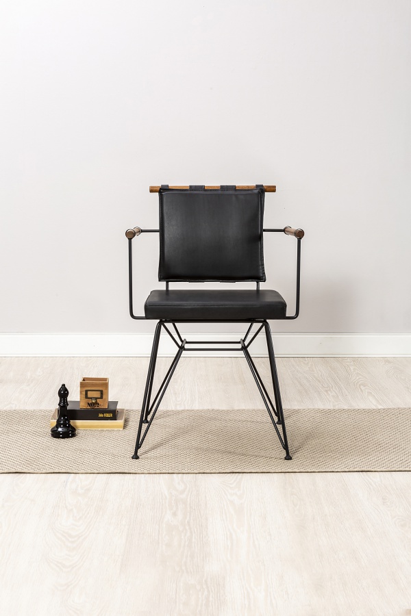 Dizajnová kovová stolička s polstrovaním nebula - čierna/buk.

 

Pre bezpečné používanie a dlhú životnosť dodržujte tieto pokyny:


	Pred používaním sa uistite, že sú všetky skrutky pevne utiahnuté.
	Stoličku používajte výhradne na sedenie.
	Čistite suchou handričkou a vyhnite sa bielidlám, chemikáliám a drôteným kefám.
	Na stoličke sa neodporúča štát.


 

Rozmery designovej kovovej stoličky s polstrovaním Nebula sú 53,5x81x50cm (š, v, h).

 

Všetky produkty z kolekcie Nebula nájdete nižšie v súvisiacich produktoch.