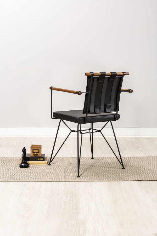 Dizajnová kovová stolička s polstrovaním nebula - čierna/buk.

 

Pre bezpečné používanie a dlhú životnosť dodržujte tieto pokyny:


	Pred používaním sa uistite, že sú všetky skrutky pevne utiahnuté.
	Stoličku používajte výhradne na sedenie.
	Čistite suchou handričkou a vyhnite sa bielidlám, chemikáliám a drôteným kefám.
	Na stoličke sa neodporúča štát.


 

Rozmery designovej kovovej stoličky s polstrovaním Nebula sú 53,5x81x50cm (š, v, h).

 

Všetky produkty z kolekcie Nebula nájdete nižšie v súvisiacich produktoch.