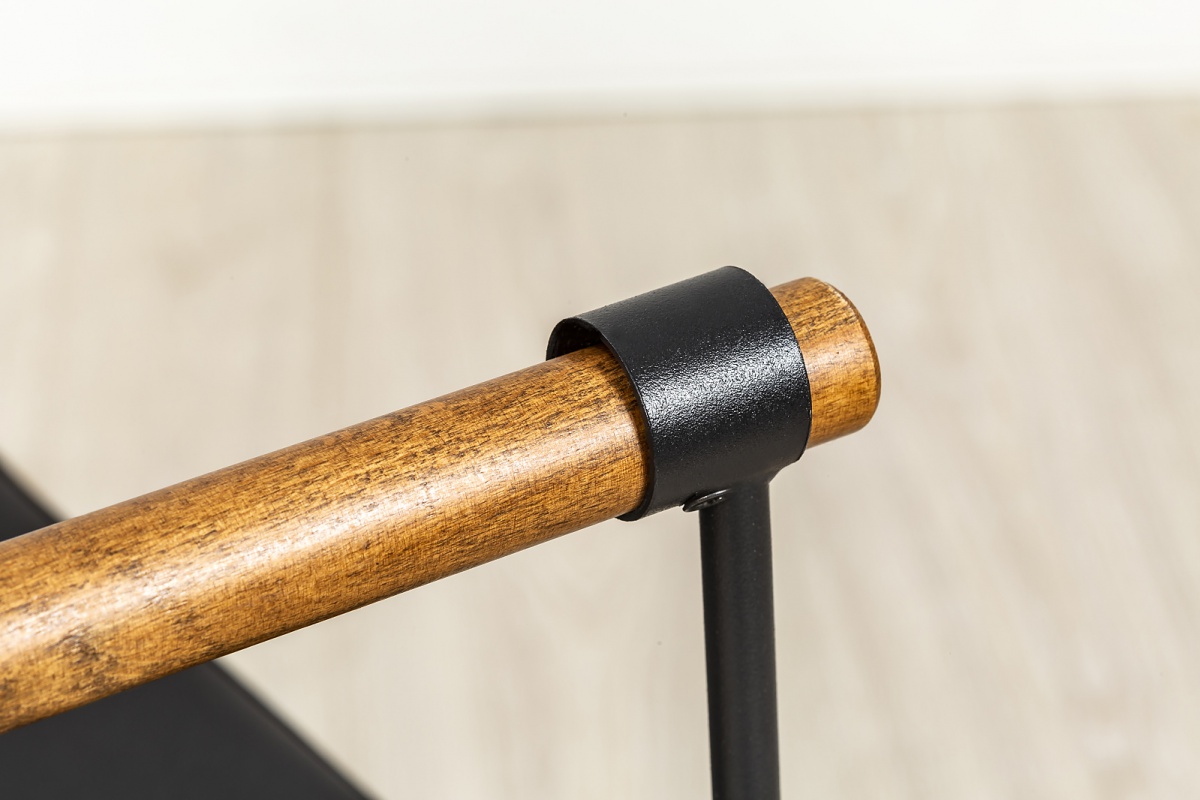 Dizajnová kovová stolička s polstrovaním nebula - čierna/buk.

 

Pre bezpečné používanie a dlhú životnosť dodržujte tieto pokyny:


	Pred používaním sa uistite, že sú všetky skrutky pevne utiahnuté.
	Stoličku používajte výhradne na sedenie.
	Čistite suchou handričkou a vyhnite sa bielidlám, chemikáliám a drôteným kefám.
	Na stoličke sa neodporúča štát.


 

Rozmery designovej kovovej stoličky s polstrovaním Nebula sú 53,5x81x50cm (š, v, h).

 

Všetky produkty z kolekcie Nebula nájdete nižšie v súvisiacich produktoch.