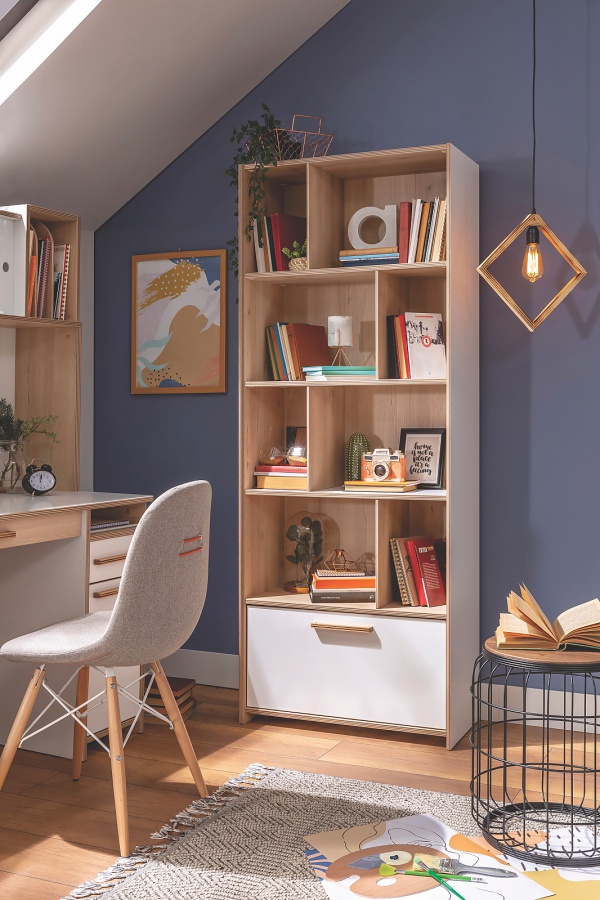 Kombinovaná knižnica dylan - biela/dub svetlý.

 

Jemný dizajn v odtieňoch bielej farby a dekoru dubového dreva je sprevádzané kvalitným spracovaním výrobcu.

Nosnosť jednotlivých políc je 25kg.

 

Rozmery kombinovanej knižnice Dylan sú 71x182x35cm (š, v, h).

 

Všetok nábytok patriaci do kolekcie Dylan nájdete nižšie v súvisiacich produktoch.