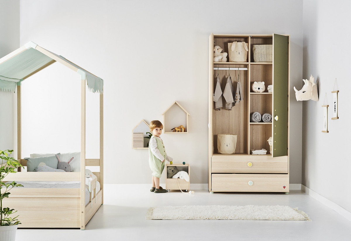 Domčeková posteľ fairy ii - dub svetlý.

 

Posteľ je možné doplniť príslušenstvom z radu Fairy, napríklad strieškou, ktorú nájdete v troch farebných prevedeniach, zábranou, vankúšom na posteľ alebo organizačným boxom.

 


Rozmery domčekovej postele Fairy II sú 95,3x167,5x213cm (š, v, h).

 


Všetky výrobky z kolekcie Fairy nájdete nižšie v súvisiacich produktoch.