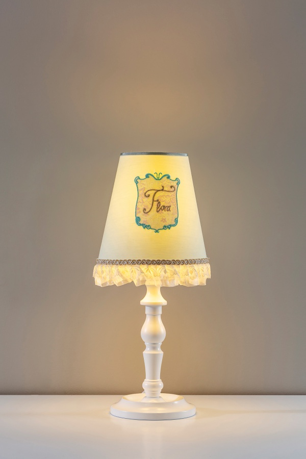 Stolová lampa lilian - modrá/mix farieb.

 

Stolová lampa Lilian spĺňa všetky požiadavky EÚ na osvetlenie a je tak plne nezávadná a bezpečná.

 

Rozmery stolnej lampy Lilian sú 22x46x22cm (š, v, h).

 

Všetky produkty z kolekcie Lilian nájdete nižšie v súvisiacich produktoch.