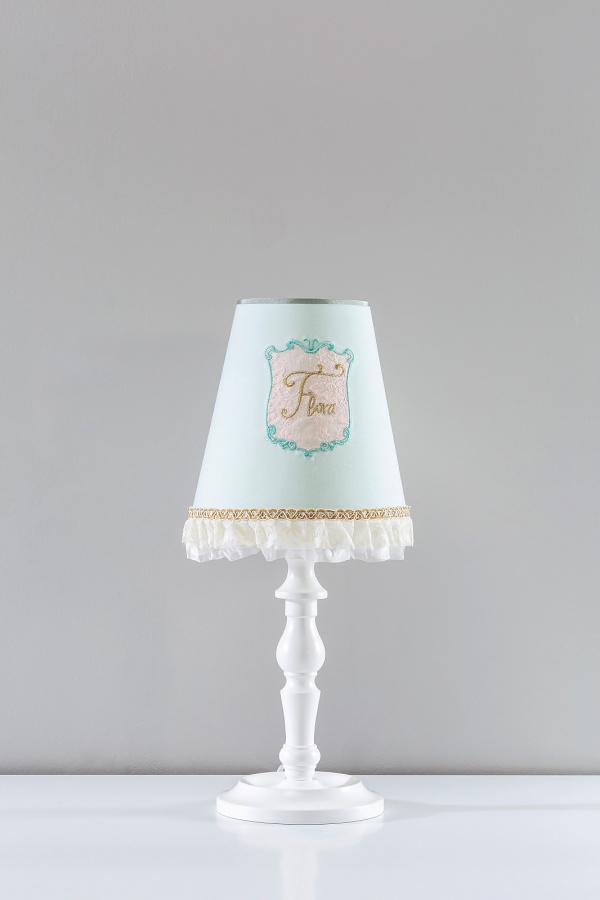 Stolová lampa lilian - modrá/mix farieb.

 

Stolová lampa Lilian spĺňa všetky požiadavky EÚ na osvetlenie a je tak plne nezávadná a bezpečná.

 

Rozmery stolnej lampy Lilian sú 22x46x22cm (š, v, h).

 

Všetky produkty z kolekcie Lilian nájdete nižšie v súvisiacich produktoch.