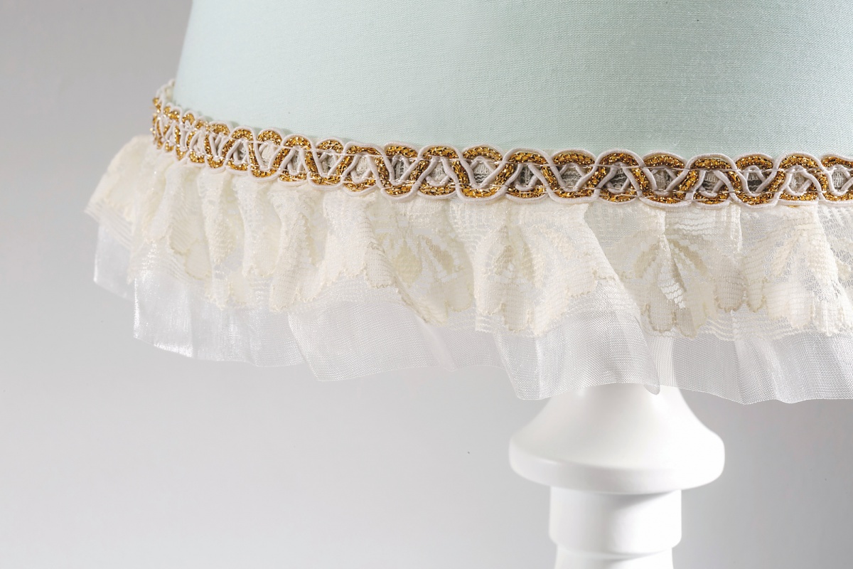 Stolová lampa lilian - modrá/mix farieb.

 

Stolová lampa Lilian spĺňa všetky požiadavky EÚ na osvetlenie a je tak plne nezávadná a bezpečná.

 

Rozmery stolnej lampy Lilian sú 22x46x22cm (š, v, h).

 

Všetky produkty z kolekcie Lilian nájdete nižšie v súvisiacich produktoch.