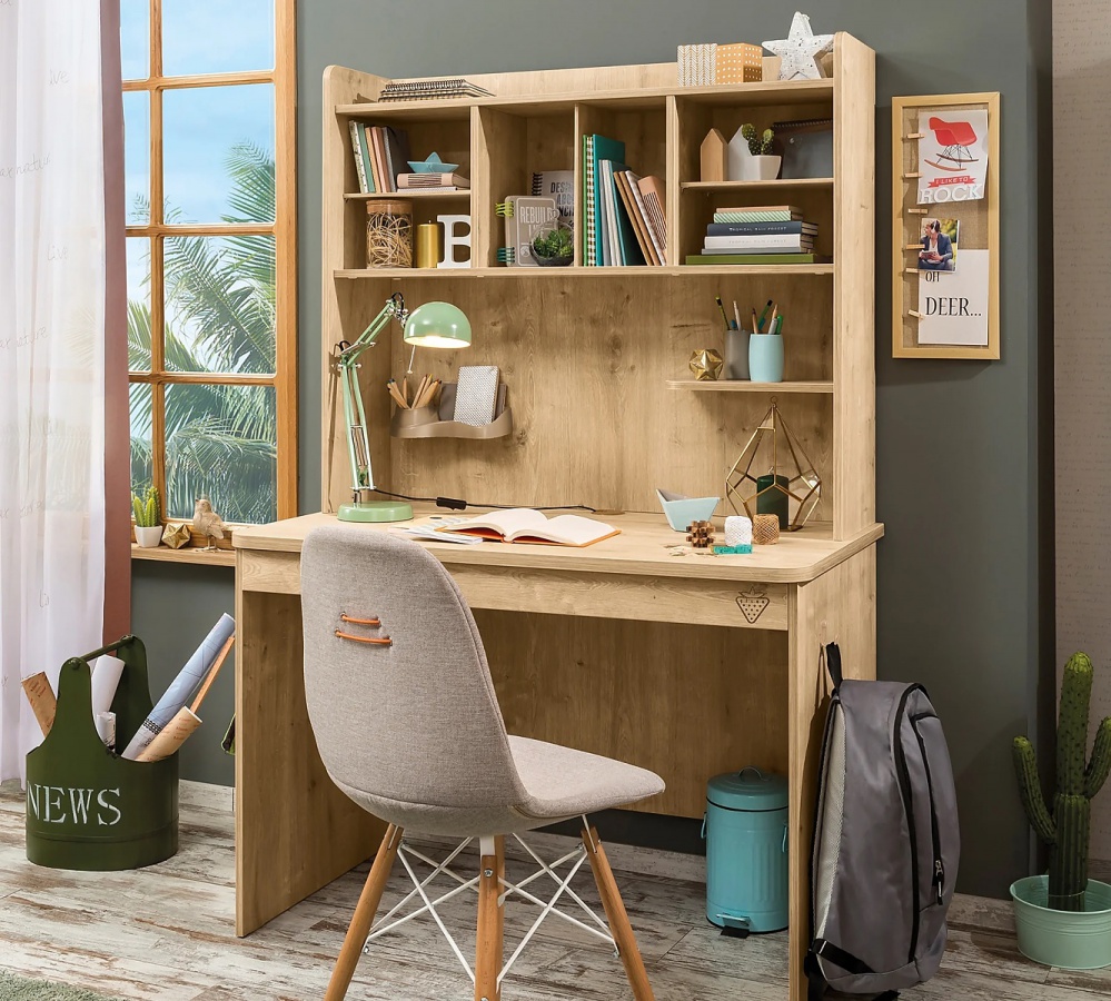 Písací stôl s nadstavcom cody - dub svetlý.

 

Stôl poskytne veľkú pracovnú dosku, pod ktorou sa nachádza členená zásuvka na ukladanie vecí.

 

Všetok nábytok patriaci do kolekcie Cody nájdete nižšie v súvisiacich produktoch.

 

Krátka videoukážka vám priblíži kolekciu Cody.

 