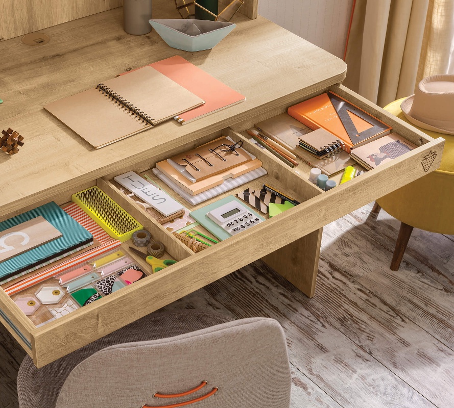 Detská izba cody - dub svetlý/béžová.

 

Detská domčeková posteľ vytvorí v izbičke vašej ratolesti jedinečné prostredie.

 

Bežná domčeková posteľ získa oveľa zábavnejší a originálnejší vzhľad so strieškou v béžovej farbe.

 

Zábrana na posteľ je navrhnutá tak, aby poskytla dostatok bezpečia pri divokých snoch alebo hrátkach vášho dieťaťa.

 

Detská izba sa skladá z týchto prvkov:


	Písací stôl Cody - 110x62x75cm (š, v, h)
	Domčeková posteľ Cody II - 95,3x167,5x213cm (š, v, h)
	2x zábrana na posteľ Cody II - 72x26x2,5cm (š, v, h)
	Strieška na domčekovú posteľ Fairy II - 198x140cm (d, š)


 

Všetky produkty z kolekcie Cody nájdete nižšie v súvisiacich produktoch.