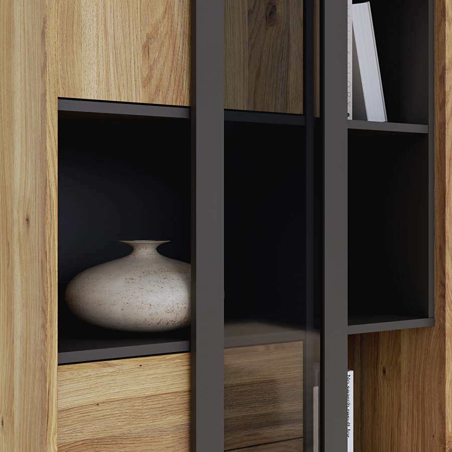 Obývacia izba i bez osvetlenia caine - dub mauvella/šedá.

 

Korpusy všetkých kusov nábytku sú tvorené laminom s hrúbkou 1,8cm, dvierka, zásuvky a priečky tvoria lamino s hrúbkou 1,5cm.

Pri polici je spodná doska z lamina s hrúbkou 2,2cm, zadná doska 1,5cm a bočnice 1,8cm.

 

 

Obývacia izba I Caine sa skladá z:


	komoda Caine bez osvetlenia - 147x82,4x42cm (š, v, h,)
	vysoká vitrína Caine bez osvetlenia - 197,6x79,6x42cm (š, v, h,)
	TV stolík Caine - 180,5x47,2x42cm (š, v, h,)
	polica Caine - 180,5x25,6x21,9cm (š, v, h,)



Všetky produkty z kolekcie Caine nájdete nižšie v súvisiacich produktoch.