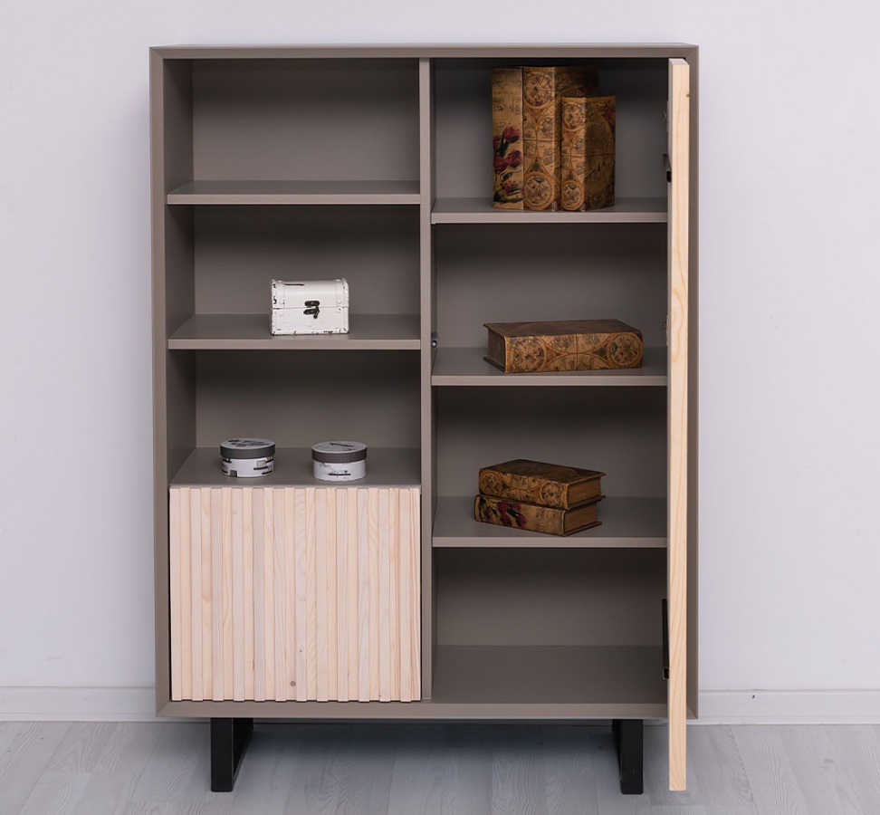 Nízka komoda layne 750 - šedá/béžová.

 

Povrch nízkej komody je opatrený farebným náterom v odtieni P030.

 

Nízka komoda je opatrená jednými veľkými dvierkami za ktorými sa skrývajú 4 priestranné priehradky.

 

Rozmery nízkej komody Layne 750 sú 101x140x40cm (š, v, h).

 

Pre kompletnú ponuku masívneho nábytku od tohto výrobcu kliknite TU.

 

Farba na fotografii sa môže ľahko líšiť oproti reálnemu výrobku. Príčinou môže byť zobrazovanie farieb monitora či rôzne nasvietenie výrobkov pri fotení.




Z dôvodu výroby nábytku na zákazku, sme nútení požadovať od zákazníka zálohu v minimálnej výške 30% z ceny nábytku.