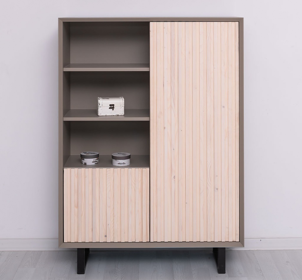 Nízka komoda layne 750 - šedá/béžová.

 

Povrch nízkej komody je opatrený farebným náterom v odtieni P030.

 

Nízka komoda je opatrená jednými veľkými dvierkami za ktorými sa skrývajú 4 priestranné priehradky.

 

Rozmery nízkej komody Layne 750 sú 101x140x40cm (š, v, h).

 

Pre kompletnú ponuku masívneho nábytku od tohto výrobcu kliknite TU.

 

Farba na fotografii sa môže ľahko líšiť oproti reálnemu výrobku. Príčinou môže byť zobrazovanie farieb monitora či rôzne nasvietenie výrobkov pri fotení.




Z dôvodu výroby nábytku na zákazku, sme nútení požadovať od zákazníka zálohu v minimálnej výške 30% z ceny nábytku.