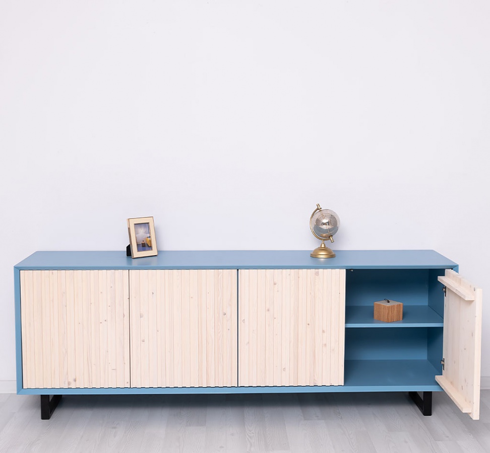 Široká komoda layne 753 - modrá/béžová.

 

Povrch širokej komody je opatrený farebným náterom v odtieni P053.

 

Široká komoda je opatrená 4 dvierkami.

 

Rozmery širokej komody Layne 753 sú 214x78x50cm (š, v, h).

 

Pre kompletnú ponuku masívneho nábytku od tohto výrobcu kliknite TU.

 

Farba na fotografii sa môže ľahko líšiť oproti reálnemu výrobku. Príčinou môže byť zobrazovanie farieb monitora či rôzne nasvietenie výrobkov pri fotení.




Z dôvodu výroby nábytku na zákazku, sme nútení požadovať od zákazníka zálohu v minimálnej výške 30% z ceny nábytku.