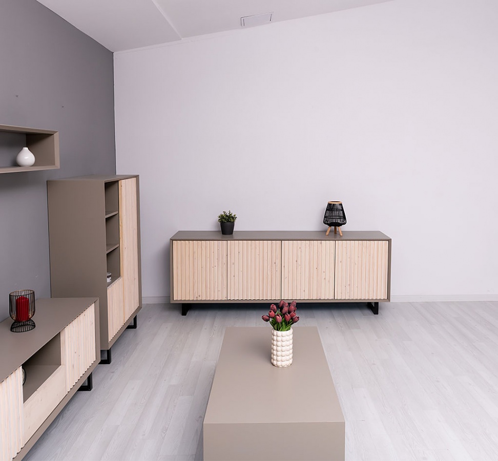 Široká komoda layne 753 - šedá/béžová.

 

Povrch širokej komody je opatrený farebným náterom v odtieni P030.

 

Široká komoda je opatrená 4 dvierkami.

 

Rozmery širokej komody Layne 753 sú 214x78x50cm (š, v, h).

 

Pre kompletnú ponuku masívneho nábytku od tohto výrobcu kliknite TU.

 

Farba na fotografii sa môže ľahko líšiť oproti reálnemu výrobku. Príčinou môže byť zobrazovanie farieb monitora či rôzne nasvietenie výrobkov pri fotení.




Z dôvodu výroby nábytku na zákazku, sme nútení požadovať od zákazníka zálohu v minimálnej výške 30% z ceny nábytku.