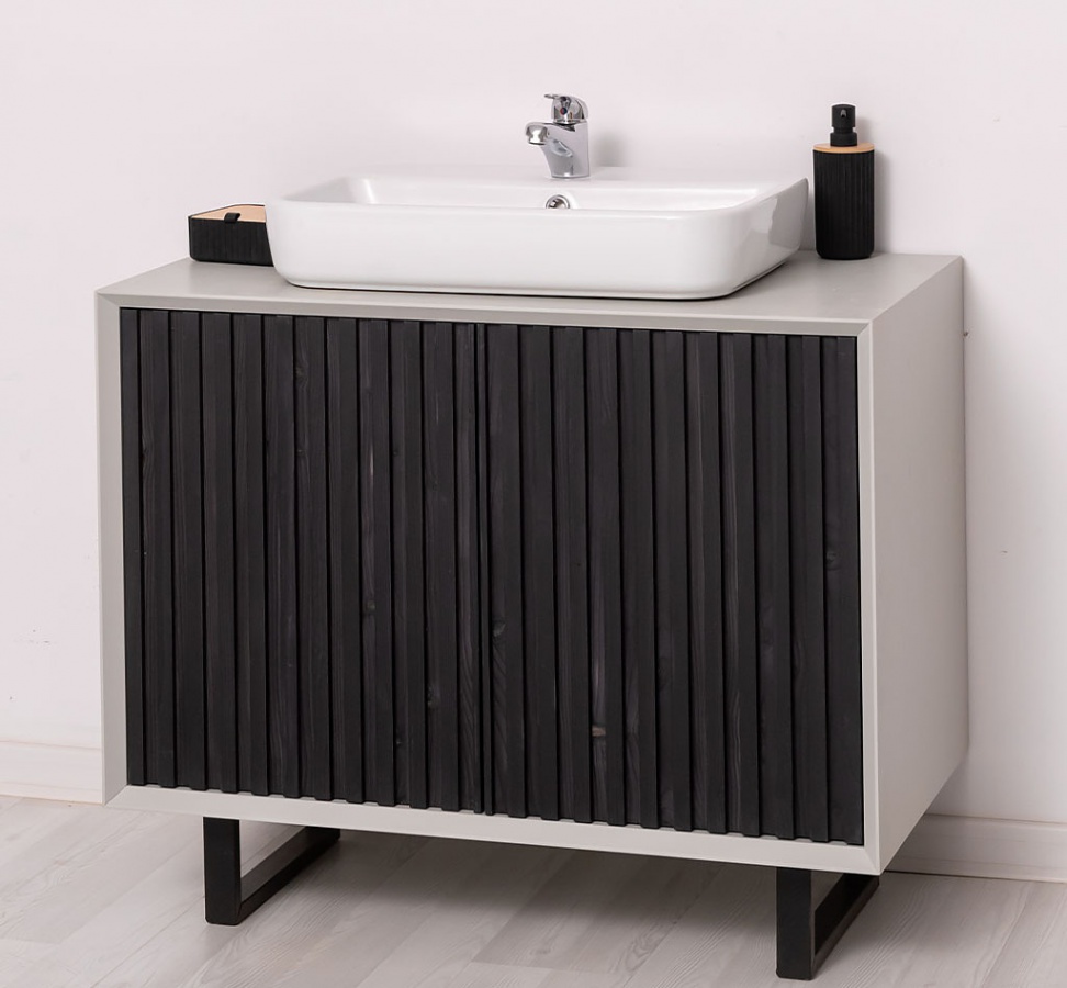 Dvierková skrinka pre umývadlo layne 758 - šedá/čierna.

 

Povrch dvierkovej skrinky je opatrený farebným náterom v odtieni P013.

 

Kúpeľňová skrinka je vybavená 2 dvierkami za ktorými sa skrývajú dve police, ktoré dali vzniknúť priestranným priehradkám.

 

Rozmery dvierkovej skrinky pre umývadlo Layne 758 sú 93x76x50cm (š, v, h).

 

Pre kompletnú ponuku masívneho nábytku od tohto výrobcu kliknite TU.

 

Farba na fotografii sa môže ľahko líšiť oproti reálnemu výrobku. Príčinou môže byť zobrazovanie farieb monitora či rôzne nasvietenie výrobkov pri fotení.




Z dôvodu výroby nábytku na zákazku, sme nútení požadovať od zákazníka zálohu v minimálnej výške 30% z ceny nábytku.