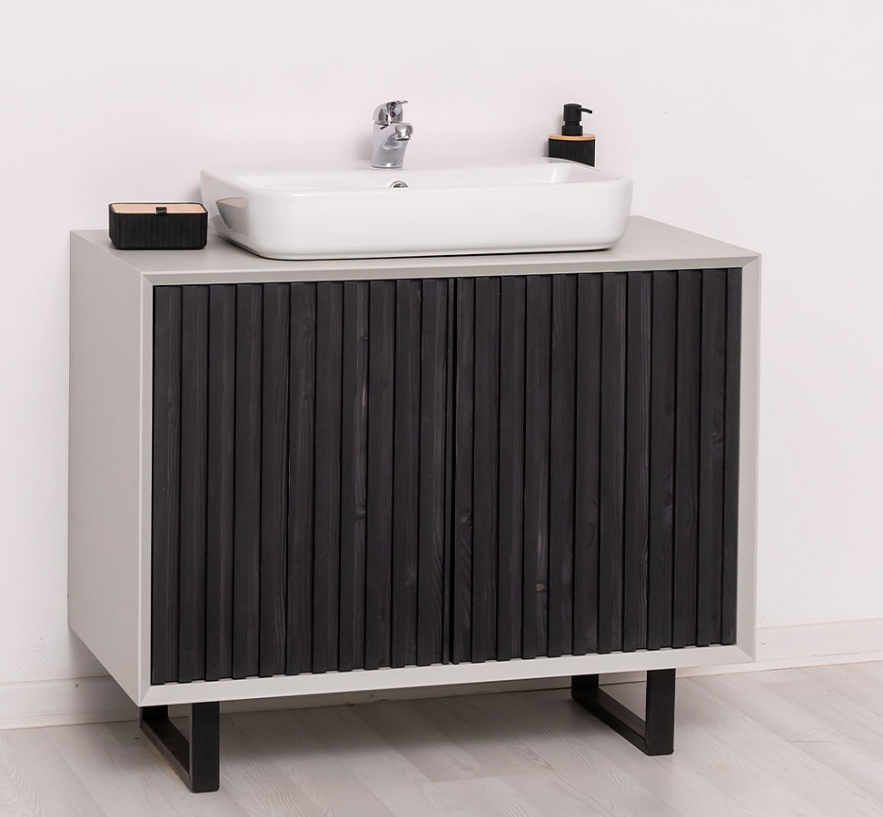 Dvierková skrinka pre umývadlo layne 758 - šedá/čierna.

 

Povrch dvierkovej skrinky je opatrený farebným náterom v odtieni P013.

 

Kúpeľňová skrinka je vybavená 2 dvierkami za ktorými sa skrývajú dve police, ktoré dali vzniknúť priestranným priehradkám.

 

Rozmery dvierkovej skrinky pre umývadlo Layne 758 sú 93x76x50cm (š, v, h).

 

Pre kompletnú ponuku masívneho nábytku od tohto výrobcu kliknite TU.

 

Farba na fotografii sa môže ľahko líšiť oproti reálnemu výrobku. Príčinou môže byť zobrazovanie farieb monitora či rôzne nasvietenie výrobkov pri fotení.




Z dôvodu výroby nábytku na zákazku, sme nútení požadovať od zákazníka zálohu v minimálnej výške 30% z ceny nábytku.