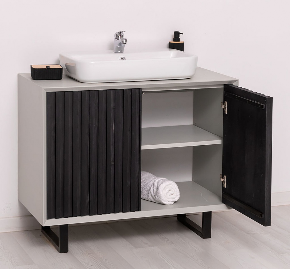 Dvierková skrinka pre umývadlo layne 758 - šedá/čierna.

 

Povrch dvierkovej skrinky je opatrený farebným náterom v odtieni P013.

 

Kúpeľňová skrinka je vybavená 2 dvierkami za ktorými sa skrývajú dve police, ktoré dali vzniknúť priestranným priehradkám.

 

Rozmery dvierkovej skrinky pre umývadlo Layne 758 sú 93x76x50cm (š, v, h).

 

Pre kompletnú ponuku masívneho nábytku od tohto výrobcu kliknite TU.

 

Farba na fotografii sa môže ľahko líšiť oproti reálnemu výrobku. Príčinou môže byť zobrazovanie farieb monitora či rôzne nasvietenie výrobkov pri fotení.




Z dôvodu výroby nábytku na zákazku, sme nútení požadovať od zákazníka zálohu v minimálnej výške 30% z ceny nábytku.