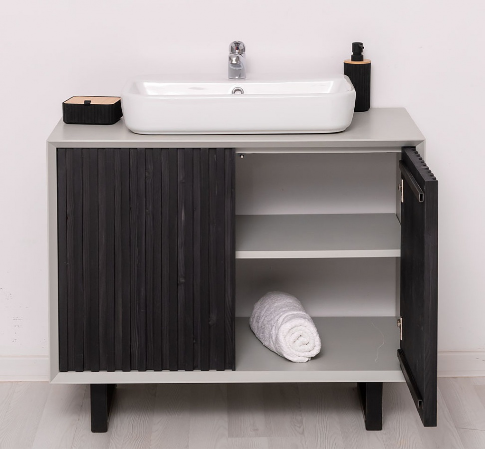 Dvierková skrinka pre umývadlo layne 758 - šedá/čierna.

 

Povrch dvierkovej skrinky je opatrený farebným náterom v odtieni P013.

 

Kúpeľňová skrinka je vybavená 2 dvierkami za ktorými sa skrývajú dve police, ktoré dali vzniknúť priestranným priehradkám.

 

Rozmery dvierkovej skrinky pre umývadlo Layne 758 sú 93x76x50cm (š, v, h).

 

Pre kompletnú ponuku masívneho nábytku od tohto výrobcu kliknite TU.

 

Farba na fotografii sa môže ľahko líšiť oproti reálnemu výrobku. Príčinou môže byť zobrazovanie farieb monitora či rôzne nasvietenie výrobkov pri fotení.




Z dôvodu výroby nábytku na zákazku, sme nútení požadovať od zákazníka zálohu v minimálnej výške 30% z ceny nábytku.