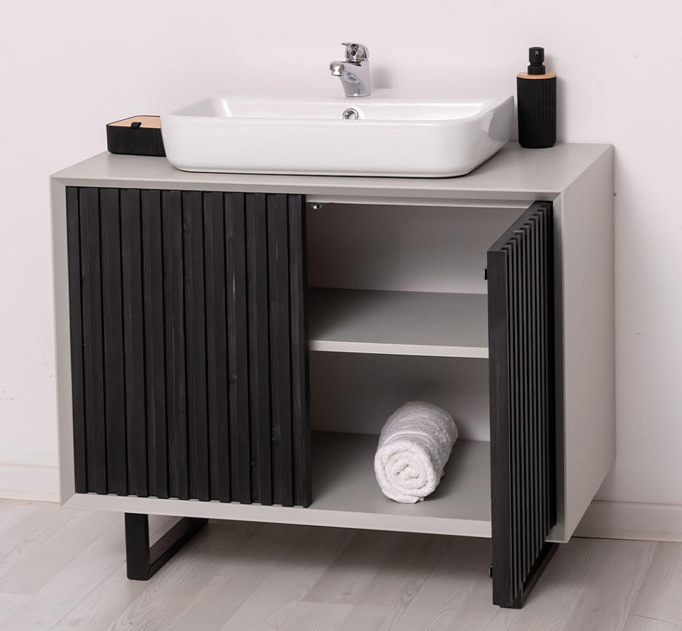 Dvierková skrinka pre umývadlo layne 758 - šedá/čierna.

 

Povrch dvierkovej skrinky je opatrený farebným náterom v odtieni P013.

 

Kúpeľňová skrinka je vybavená 2 dvierkami za ktorými sa skrývajú dve police, ktoré dali vzniknúť priestranným priehradkám.

 

Rozmery dvierkovej skrinky pre umývadlo Layne 758 sú 93x76x50cm (š, v, h).

 

Pre kompletnú ponuku masívneho nábytku od tohto výrobcu kliknite TU.

 

Farba na fotografii sa môže ľahko líšiť oproti reálnemu výrobku. Príčinou môže byť zobrazovanie farieb monitora či rôzne nasvietenie výrobkov pri fotení.




Z dôvodu výroby nábytku na zákazku, sme nútení požadovať od zákazníka zálohu v minimálnej výške 30% z ceny nábytku.