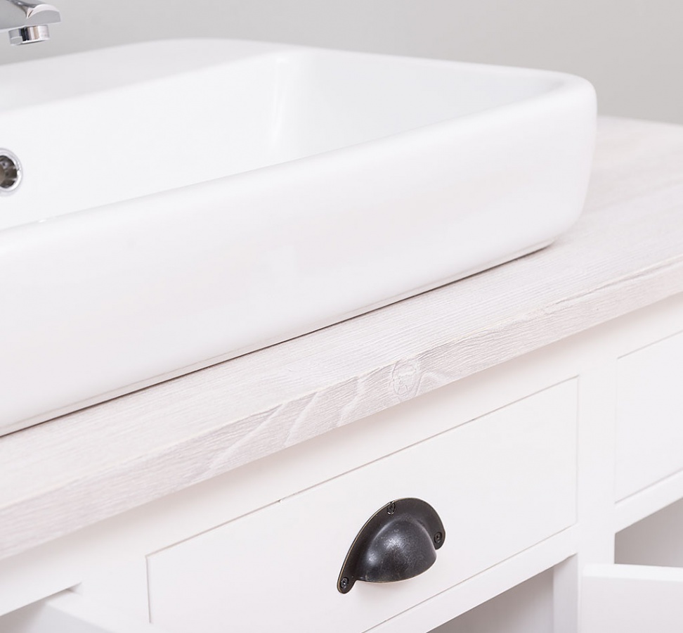 Kúpeľňová zostava lisi 666 - biela.

 

Obdĺžnikový tvar zrkadla je ideálnou voľbou do kúpeľne každého interiéru.

 

Kúpeľňová skrinka Vás na prvý pohľad oslní svojim rustikálnym vzhľadom.

 

Povrch skrinky je ošetrený farebným náterom v odtieni P004.

 

Kúpeľňová zostava sa skladá z týchto prvkov:


	Kúpeľňové zrkadlo Lisi 670 - 90x100x8cm (š, v, h)
	Kúpeľňová skrinka na umývadlo Lisi 666 - 120x75x51cm (š, v, h)


 

Umývadlo, batéria či kovový výpust nie sú súčasťou a je potrebné ich zakúpiť samostatne.

 

Pre kompletnú ponuku masívneho nábytku od tohto výrobcu kliknite TU.

 

Farba na fotografii sa môže ľahko líšiť oproti reálnemu výrobku. Príčinou môže byť zobrazovanie farieb monitora či rôzne nasvietenie výrobkov pri fotení.




Z dôvodu výroby masívneho nábytku na zákazku, sme nútení požadovať od zákazníka zálohu v minimálnej výške 30% z ceny nábytku.