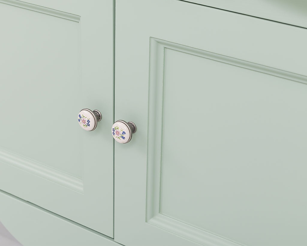 Kúpeľňová skrinka pre umývadlo lady 711 - zelená.

 

Hoci moderný design domova patrí medzi najvyhľadávanejšie, tak to neznamená, že by bol rustikálny štýl nábytku utláčaný.

 

Povrch skrinky je ošetrený farebným náterom v odtieni P092.

 

Umývadlo, batéria či kovový výpust nie sú súčasťou a je potrebné ich zakúpiť samostatne.

 

Rozmery kúpeľňovej skrinky pre umývadlo Lady 711 sú 90x75x54cm (š, v, h).

 

Pre kompletnú ponuku masívneho nábytku od tohto výrobcu kliknite TU.

 

Farba na fotografii sa môže ľahko líšiť oproti reálnemu výrobku. Príčinou môže byť zobrazovanie farieb monitora či rôzne nasvietenie výrobkov pri fotení.




Z dôvodu výroby masívneho nábytku na zákazku, sme nútení požadovať od zákazníka zálohu v minimálnej výške 30% z ceny nábytku.