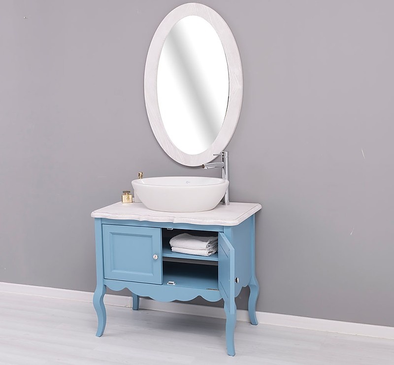 Malá kúpeľňová zostava lady 711 - modrá/biela.

 

Hoci moderný design domova patrí medzi najvyhľadávanejšie, tak to neznamená, že by bol rustikálny štýl nábytku utláčaný.

 

Kúpeľňová skrinka Lady Vás hneď na prvý pohľad zaujme svojim vzhľadom.

 

Oválne kúpeľňové zrkadlo svojim minimalistickým vzhľadom doťahuje zostavu k dokonalosti.

 

Povrch skrinky je ošetrený farebným náterom v odtieni P053.

 

Umývadlo, batéria či kovový výpust nie sú súčasťou a je potrebné ich zakúpiť samostatne.

 

Malá kúpeľňová zostava sa skladá z týchto prvkov:


	Kúpeľňová skrinka pre umývadlo Lady 711 - 90x75x54cm (š, v, h)
	Oválne kúpeľňové zrkadlo Lady 575 - 65x100x3cm (š, v, h)


 

Pre kompletnú ponuku masívneho nábytku od tohto výrobcu kliknite TU.

 

Farba na fotografii sa môže ľahko líšiť oproti reálnemu výrobku. Príčinou môže byť zobrazovanie farieb monitora či rôzne nasvietenie výrobkov pri fotení.




Z dôvodu výroby masívneho nábytku na zákazku, sme nútení požadovať od zákazníka zálohu v minimálnej výške 30% z ceny nábytku.