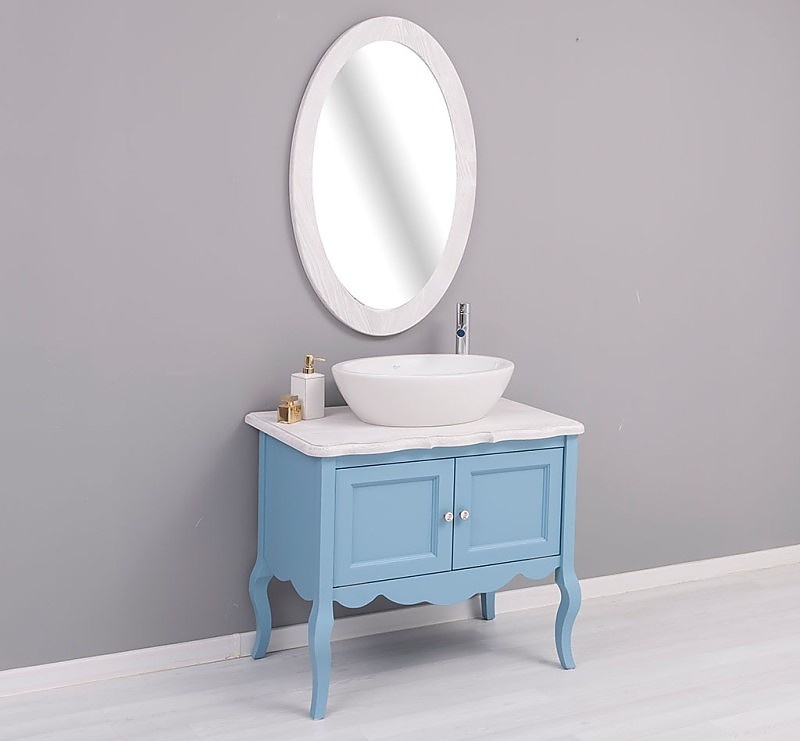 Malá kúpeľňová zostava lady 711 - modrá/biela.

 

Hoci moderný design domova patrí medzi najvyhľadávanejšie, tak to neznamená, že by bol rustikálny štýl nábytku utláčaný.

 

Kúpeľňová skrinka Lady Vás hneď na prvý pohľad zaujme svojim vzhľadom.

 

Oválne kúpeľňové zrkadlo svojim minimalistickým vzhľadom doťahuje zostavu k dokonalosti.

 

Povrch skrinky je ošetrený farebným náterom v odtieni P053.

 

Umývadlo, batéria či kovový výpust nie sú súčasťou a je potrebné ich zakúpiť samostatne.

 

Malá kúpeľňová zostava sa skladá z týchto prvkov:


	Kúpeľňová skrinka pre umývadlo Lady 711 - 90x75x54cm (š, v, h)
	Oválne kúpeľňové zrkadlo Lady 575 - 65x100x3cm (š, v, h)


 

Pre kompletnú ponuku masívneho nábytku od tohto výrobcu kliknite TU.

 

Farba na fotografii sa môže ľahko líšiť oproti reálnemu výrobku. Príčinou môže byť zobrazovanie farieb monitora či rôzne nasvietenie výrobkov pri fotení.




Z dôvodu výroby masívneho nábytku na zákazku, sme nútení požadovať od zákazníka zálohu v minimálnej výške 30% z ceny nábytku.