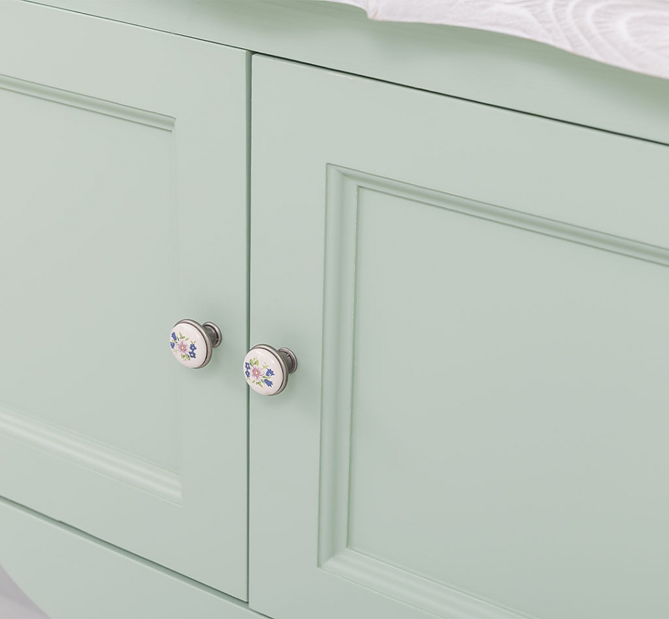 Malá kúpeľňová zostava lady 711 - zelená/biela.

 

Hoci moderný design domova patrí medzi najvyhľadávanejšie, tak to neznamená, že by bol rustikálny štýl nábytku utláčaný.

 

Kúpeľňová skrinka Lady Vás hneď na prvý pohľad zaujme svojim vzhľadom.

 

Oválne kúpeľňové zrkadlo svojim minimalistickým vzhľadom doťahuje zostavu k dokonalosti.

 

Milovníkov farebného nábytku poteší kombinácia mentolovej farby so svetlým dekórom dreva.

 

Povrch skrinky je ošetrený farebným náterom v odtieni P092.

 

Umývadlo, batéria či kovový výpust nie sú súčasťou a je potrebné ich zakúpiť samostatne.

 

Malá kúpeľňová zostava sa skladá z týchto prvkov:


	Kúpeľňová skrinka pre umývadlo Lady 711 - 90x75x54cm (š, v, h)
	Oválne kúpeľňové zrkadlo Lady 575 - 65x100x3cm (š, v, h)


 

Pre kompletnú ponuku masívneho nábytku od tohto výrobcu kliknite TU.

 

Farba na fotografii sa môže ľahko líšiť oproti reálnemu výrobku. Príčinou môže byť zobrazovanie farieb monitora či rôzne nasvietenie výrobkov pri fotení.




Z dôvodu výroby masívneho nábytku na zákazku, sme nútení požadovať od zákazníka zálohu v minimálnej výške 30% z ceny nábytku.