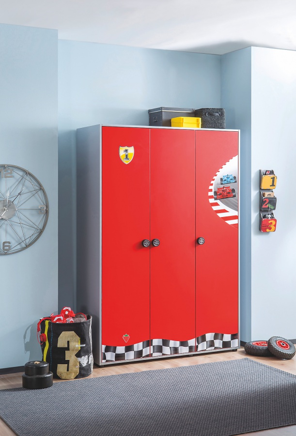 Šatníková skriňa fittipaldi - červená/šedá.

 

Skriňa je vyrobená z kvalitného lamina, ktorý zaručí vysokú oteruvzdornosť a jednoduchú údržbu.

 

Rozmery šatníkovej skrine Fittipaldi sú 135,5x198,5x54,5cm (š, v, h).

 

Všetok nábytok patriaci do kolekcie Fittipaldi nájdete nižšie v súvisiacich produktoch.