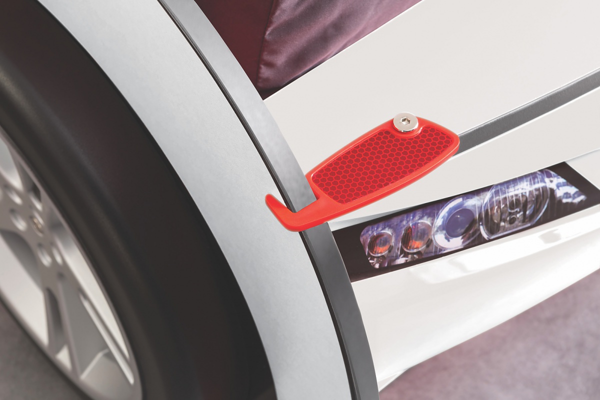 Detská posteľ auto super s prístelkou 90x190cm - biela.

 

Posteľ disponuje poistkou proti samovoľnému otvoreniu prístelky, ktorú je možné nainštalovať z ľavej i pravej strany postele, podľa toho, ako vám rozmiestnenie nábytku v miestnosti dovolí.

 

Použitý materiál postele je kvalitné lamino, tvarované časti sú potom z termoplastu. Posteľ dodávame vrátane kvalitných dierovaných roštov, súčasne ako pre hlavné posteľ, tak pre prístelku. Matrace nie sú v cene postele, ale z nášho sortimentu vám môžeme pre hlavné lôžko odporučiť matrace v rozmeroch 90x190cm, a pre prístelku matrac v rozmeroch 90x180cm.

 

Rozmery postele auto SUPER s prístelkou sú 107x82x209cm (š, v, h), ložná plocha postele je 90x190cm, posteľná plocha prístelky je 90x180cm

 

K posteli v tvare auta odporúčame nábytok z kolekcie Rally, ktorý nájdete nižšie v súvisiacich produktoch.

 



 

 