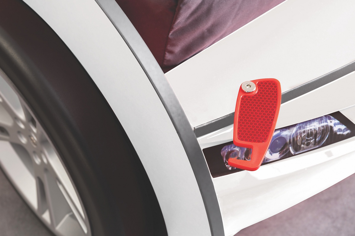 Detská posteľ auto super s prístelkou 90x190cm - biela.

 

Posteľ disponuje poistkou proti samovoľnému otvoreniu prístelky, ktorú je možné nainštalovať z ľavej i pravej strany postele, podľa toho, ako vám rozmiestnenie nábytku v miestnosti dovolí.

 

Použitý materiál postele je kvalitné lamino, tvarované časti sú potom z termoplastu. Posteľ dodávame vrátane kvalitných dierovaných roštov, súčasne ako pre hlavné posteľ, tak pre prístelku. Matrace nie sú v cene postele, ale z nášho sortimentu vám môžeme pre hlavné lôžko odporučiť matrace v rozmeroch 90x190cm, a pre prístelku matrac v rozmeroch 90x180cm.

 

Rozmery postele auto SUPER s prístelkou sú 107x82x209cm (š, v, h), ložná plocha postele je 90x190cm, posteľná plocha prístelky je 90x180cm

 

K posteli v tvare auta odporúčame nábytok z kolekcie Rally, ktorý nájdete nižšie v súvisiacich produktoch.

 



 

 