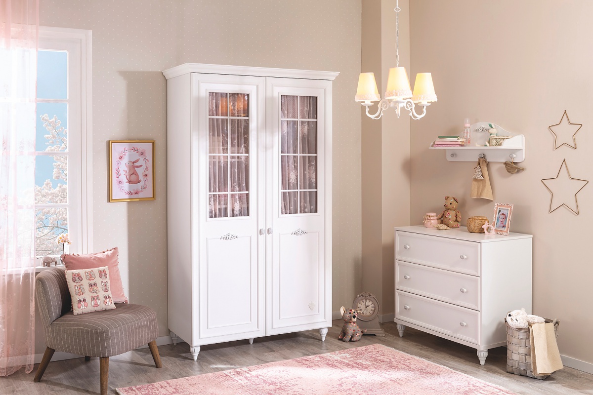 Komoda so zrkadlom ema - biela.

 

Komoda Ema sa skladá z troch priestranných zásuviek.

 

Toaletný stolík Ema je vyrobená z kvalitného lamina a MDF.

 

Rozmery komody so zrkadlom Ema sú 90x163x50cm (š, v, h).

 

Všetok nábytok patriaci do kolekcie Ema nájdete nižšie v súvisiacich produktoch.