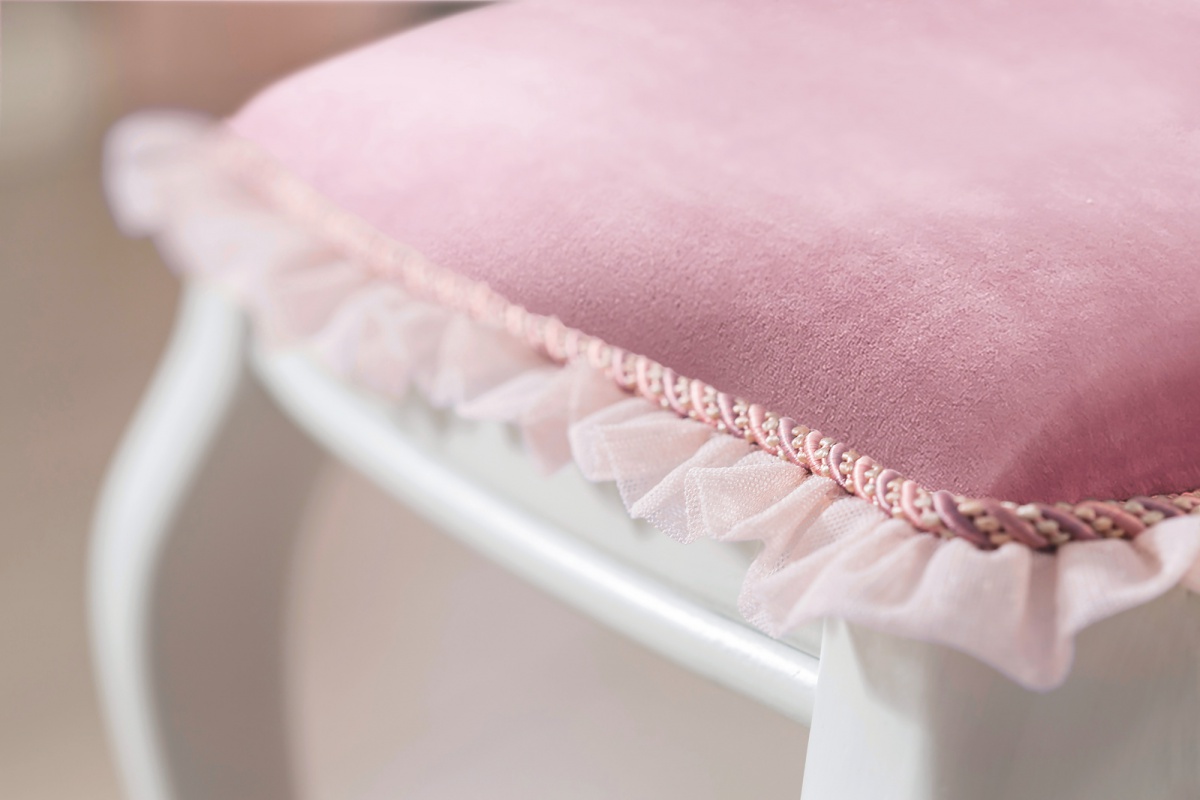 Rustikálna čalúnená stolička ballerina - biela/ružova.

 

Rozmery rustikálne čalúnené stoličky Ballerina sú 48x90x52cm (š, v, h)

 

Všetky ďalšie odporúčané produkty nájdete v súvisiacom tovaru nižšie.