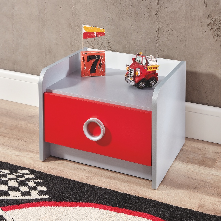 Detská izba ii grand prix - šedá/červená/biela.

 

Triumfálnym prvkom skvostnej zostavy je luxusná posteľ v prevedení auta, ktorá realistickým spracovaním spôsobí radosť každému chlapcovi. Trojrozmerné kolesá a reliéfna štruktúra dávajú jedinečný vzhľad.

 

Zaujímavým prvkom je aj písací stôl poskytujúci perfektné zázemie pre štúdium aj zábavu.

 

Trojdverová šatníková skriňa verne prináša závodnú atmosféru a miestnosť oživuje mnohými farbami.

 

Detská komoda so štyrmi farebnými šuplíkmi a vzorom šachovnice poskytuje živý vzhľad a veľkú úložnú kapacitu.

 

Zostavu dolaďuje nočný stolík v atraktívnej kombinácii šedej a červenej farby.

 

Detská izba Grand Prix - šedá/červená/biela sa skladá z týchto prvkov:


	Posteľ auto 90x190 Grand Prix - biela - 124x62x240cm (š, v, h)
	Písací stôl s knižnicou Grand Prix - 141x173x60cm (š, v, h)
	Šatníková skriňa 3D Grand Prix - 140x193x57cm (š, v, h)
	Detská komoda Grand Prix - 80x61x48cm (š, v, h)
	Detský nočný stolík Grand Prix - 47x35x40cm (š, v, h)



Všetok nábytok patriaci do kolekcie Grand Prix nájdete nižšie v súvisiacom tovare.