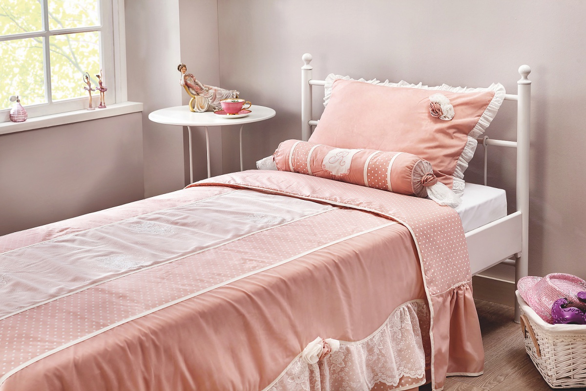 Prikrývka cez posteľ 120cm ballerina s volánkmi - lososová.

 

Rozmery prehozu na posteľ Ballerina sú 220x230cm, obliečky na vankúš 50x70cm, dekoračného vankúšika 15x70cm 

 

Všetky ďalšie odporúčané produkty nájdete v súvisiacom tovaru nižšie.