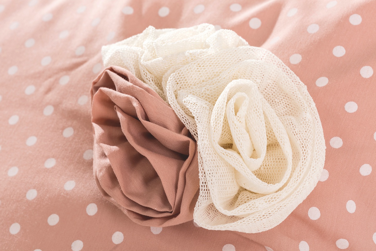 Prikrývka cez posteľ 120cm ballerina s volánkmi - lososová.

 

Rozmery prehozu na posteľ Ballerina sú 220x230cm, obliečky na vankúš 50x70cm, dekoračného vankúšika 15x70cm 

 

Všetky ďalšie odporúčané produkty nájdete v súvisiacom tovaru nižšie.