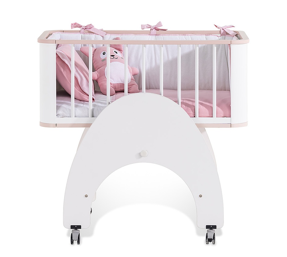 Detská kolíska 50x90 na kolieskach s posteľným setom flamenco -.

 

Set posteľnej bielizne obsahuje:


	Obliečka na prikrývku – 65x98cm
	Prikrývka - 65x95cm
	Prestieradlo - 76x116cm
	Ochranné mantinely - 30x198cm + 30x90cm
	Vankúš - 35x45cm


 

Rozmery detskej kolísky 50x90 na kolieskach Flamenco sú 56,6x84,5x96,6cm (š, v, h).

 

Všetky produkty z kolekcie Flamenco a vhodné matrace nájdete v súvisiacich produktoch.