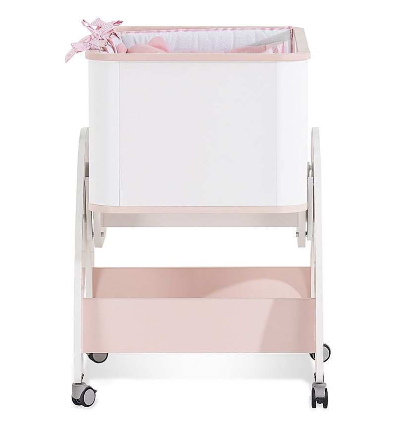 Detská kolíska 50x90 na kolieskach s posteľným setom flamenco -.

 

Set posteľnej bielizne obsahuje:


	Obliečka na prikrývku – 65x98cm
	Prikrývka - 65x95cm
	Prestieradlo - 76x116cm
	Ochranné mantinely - 30x198cm + 30x90cm
	Vankúš - 35x45cm


 

Rozmery detskej kolísky 50x90 na kolieskach Flamenco sú 56,6x84,5x96,6cm (š, v, h).

 

Všetky produkty z kolekcie Flamenco a vhodné matrace nájdete v súvisiacich produktoch.