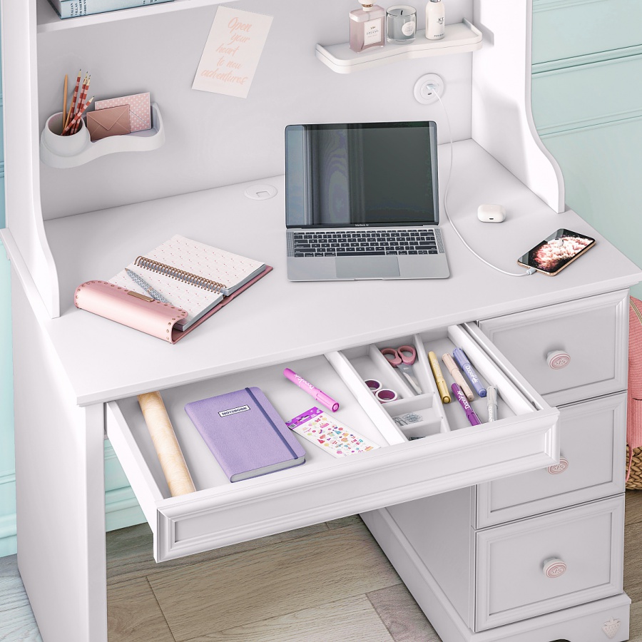 Malý zásuvkový písací stôl ballerina - biela.

 

Malý zásuvkový písací stôl je navrhnutý tak, aby našim zákazníkom poskytoval pohodlné pracovné prostredie.

 

Rozmery malého zásuvkového písacieho stola Ballerina sú 108x75x62cm (š, v, h).

 

Všetky produkty z kolekcie Ballerina nájdete nižšie v súvisiacich produktoch.