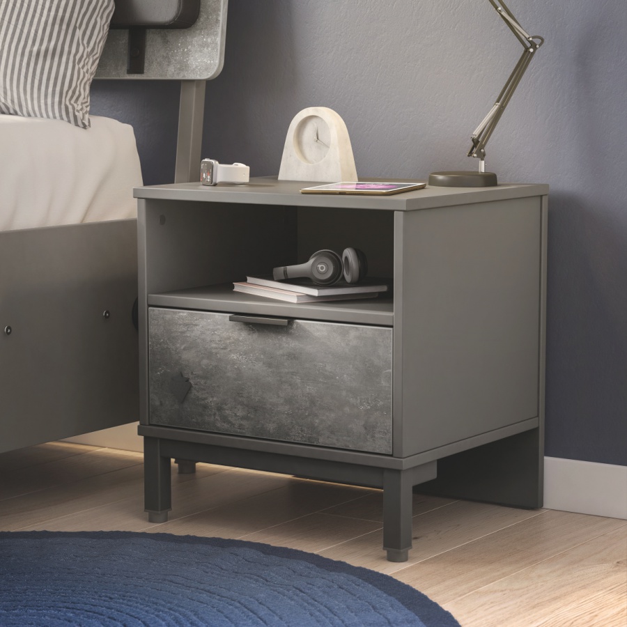 Študentská izba pluto - šedá.

 

 

Inovatívny nábytok z kolekcie Pluto je vytvorený v jednoduchom, ale zároveň nadčasovom dizajne, vďaka ktorému ho mladí ľudia študentského veku užijú aj desať rokov, čiže do doby, než si budú zariaďovať svoje dospelácke bývanie.

 

 

Študentská izba Pluto je tvorená posteľou s ložnou plochou 100x200cm, nočným stolíkom so šuplíkom, trojdverovou šatníkovou skriňou so zrkadlom a písacím stolom.


Študentská izba Pluto - šedá sa skladá z týchto prvkov:


	Písací stôl s nástavcom a USB portom Pluto - 128,2x96x61cm (š, v, h)
	Nočný stolík Pluto - 47x50x41cm (š, v, h)
	Trojdverová šatníková skriňa so zrkadlom Pluto - 137,5x214x59cm (š, v, h)
	Študentská posteľ 100x200cm Pluto - 116,2x118,2x213,7cm (š, v, h)


 

 

Všetky produkty z kolekcie Pluto nájdete nižšie v súvisiacom tovare.