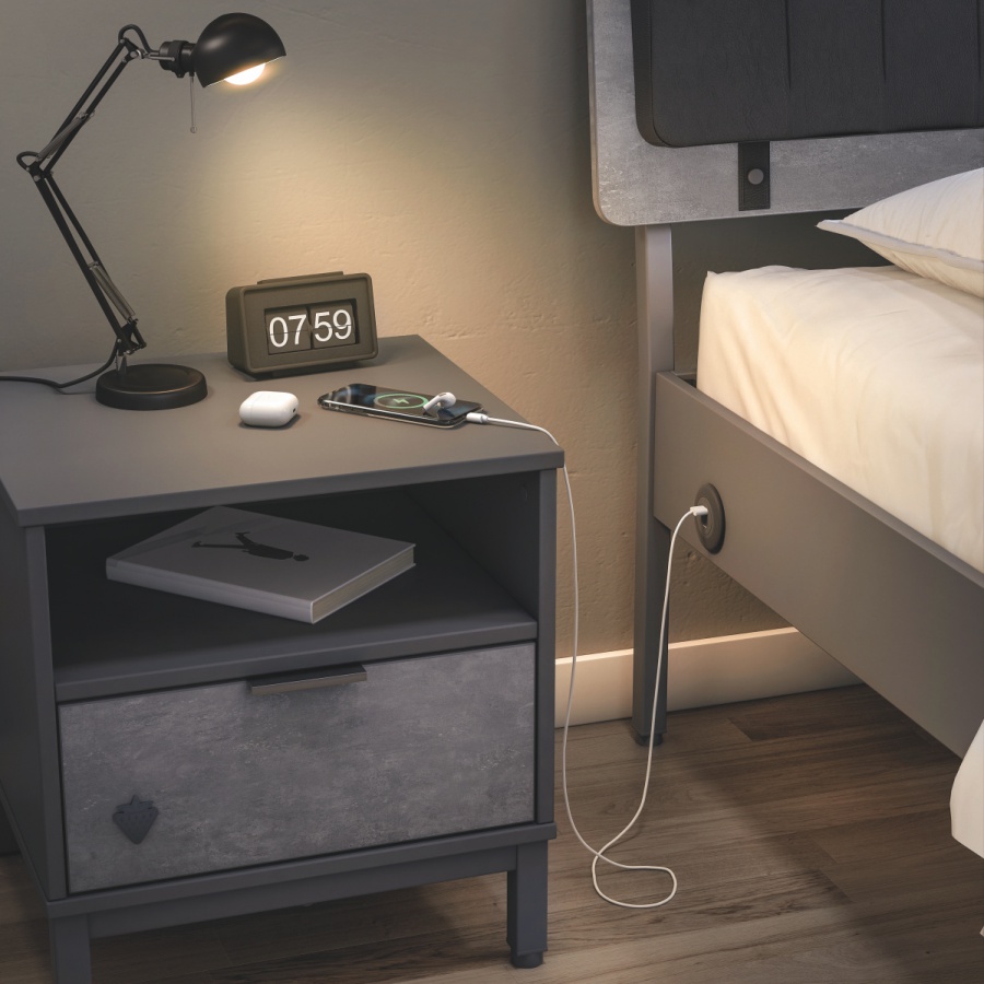 Študentská izba pluto - šedá.

 

 

Inovatívny nábytok z kolekcie Pluto je vytvorený v jednoduchom, ale zároveň nadčasovom dizajne, vďaka ktorému ho mladí ľudia študentského veku užijú aj desať rokov, čiže do doby, než si budú zariaďovať svoje dospelácke bývanie.

 

 

Študentská izba Pluto je tvorená posteľou s ložnou plochou 100x200cm, nočným stolíkom so šuplíkom, trojdverovou šatníkovou skriňou so zrkadlom a písacím stolom.


Študentská izba Pluto - šedá sa skladá z týchto prvkov:


	Písací stôl s nástavcom a USB portom Pluto - 128,2x96x61cm (š, v, h)
	Nočný stolík Pluto - 47x50x41cm (š, v, h)
	Trojdverová šatníková skriňa so zrkadlom Pluto - 137,5x214x59cm (š, v, h)
	Študentská posteľ 100x200cm Pluto - 116,2x118,2x213,7cm (š, v, h)


 

 

Všetky produkty z kolekcie Pluto nájdete nižšie v súvisiacom tovare.