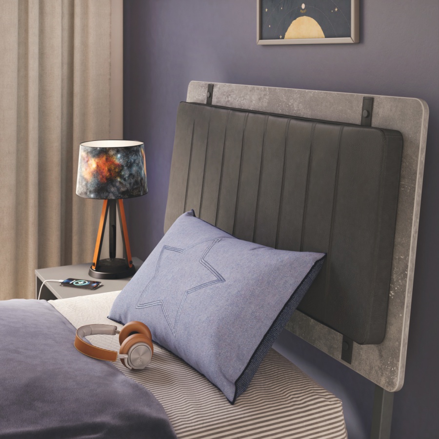 Moderná zostava do študentskej izby pluto - šedá.

 

Inovatívny nábytok z kolekcie Pluto je vytvorený v jednoduchom, ale zároveň nadčasovom dizajne, vďaka ktorému ho mladí ľudia študentského veku užijú aj desať rokov, čiže do doby, než si budú zariaďovať svoje dospelácke bývanie.

 

Študentská zostava Pluto v modernom kabáte je tvorená posteľou s ložnou plochou 100x200cm, nočným stolíkom so šuplíkom, dvojdverovou šatníkovou skriňou a zásuvkovou komodou.


Moderná zostava do študentskej izby Pluto - šedá sa skladá z týchto prvkov:


	Dvojdverová šatníková skriňa Pluto - 104x214x59cm (š, v, h)
	Nočný stolík Pluto - 47x50x41cm (š, v, h)
	Zásuvková komoda Pluto - 79x87x45,5cm (š, v, h)
	Študentská posteľ 100x200cm Pluto - 116,2x118,2x213,7cm (š, v, h)


 

Všetky produkty z kolekcie Pluto nájdete nižšie v súvisiacom tovare.