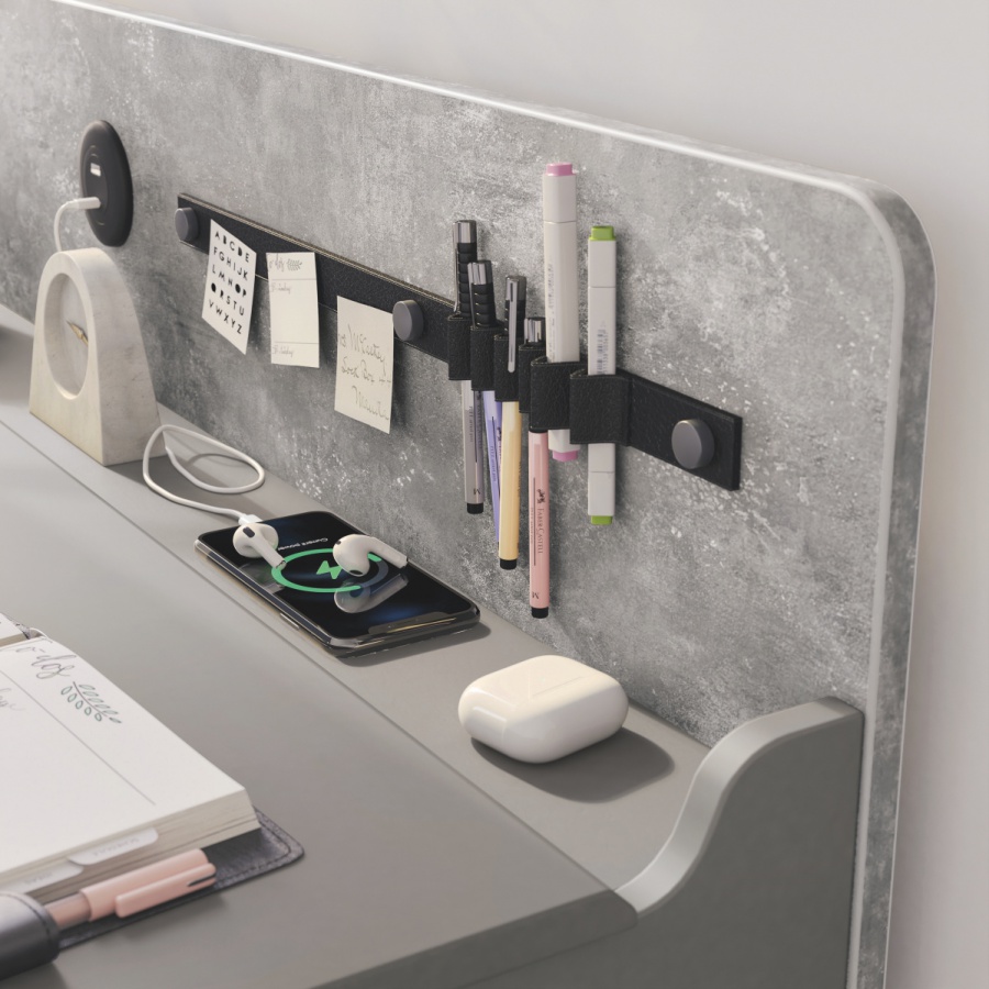 Študijný kút pluto - šedá/čierna.

 

Knižnica má atraktívny dizajn, ktorý je spestrený tým, že bočné dosky nepokrývajú celú hĺbku.

 

Písací stôl je veľmi múdro riešený a poskytuje mladému študentovi špičkové zázemie.

 

Široká polica je ideálnou voľbou nielen do študentských izieb a pracovní, ale veľkú parádu urobí aj v predsieni či obývačke.

 

Študijný kút sa skladá z týchto prvkov:


	Knižnica Pluto - 52x180x32cm (š, v, h)
	Písací stôl s nástavcom a USB portom Pluto - 128,2x96x61cm (š, v, h)
	Široká polica Pluto - 114x39x21cm (š, v, h)


 

Všetky produkty z kolekcie Pluto nájdete nižšie v súvisiacich produktoch.