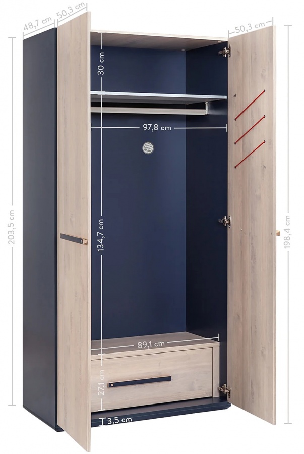 Dvojdverová šatníková skriňa lincoln - dub/tmavo modrá.

 

Úložný priestor je tvorený šatníkovou tyčí, na ktorú pomocou ramienok zavesíte oblečenie.

 


Do voľného priestoru skrine je možné dokúpiť malý regál Lincoln, ktorý rozšíri úložisko skrine.

 

Skriňa je zhotovená v dekore dub a v tmavo modrej farbe.

 

Všetok nábytok patriaci do kolekcie Lincoln nájdete nižšie v súvisiacich produktoch.